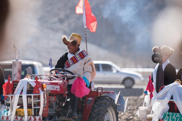 3月16日，西藏拉萨堆龙德庆区马乡马村春耕仪式前，整装待发的拖拉机和农机手。.jpg