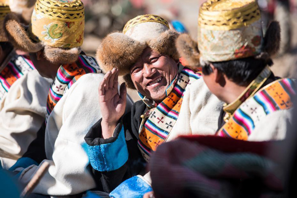 3月16日，西藏拉萨堆龙德庆区马乡马村春耕仪式前，在一旁休息的拖拉机手们。.jpg